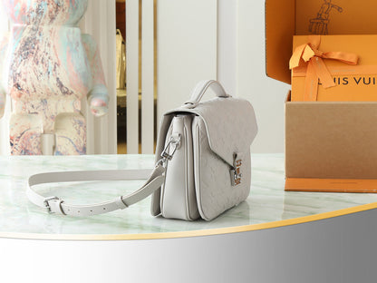 LV Pochette Metis Handbag