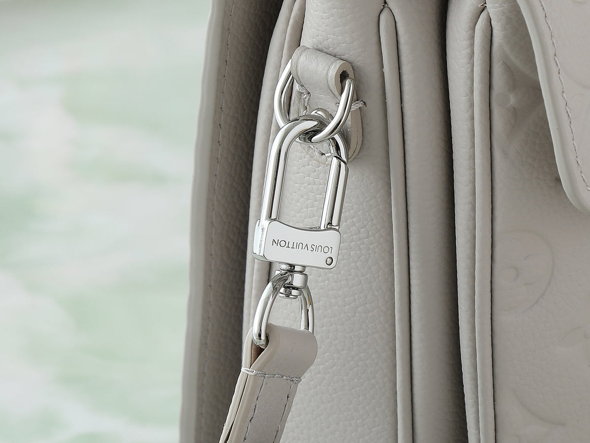 LV Pochette Metis Handbag