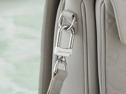 LV Pochette Metis Handbag